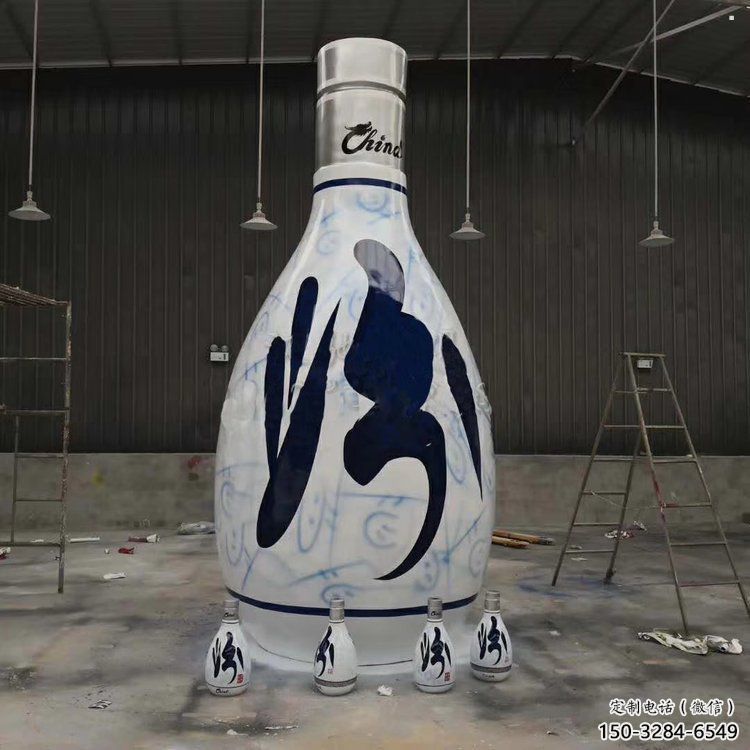 店門口瓶子雕塑