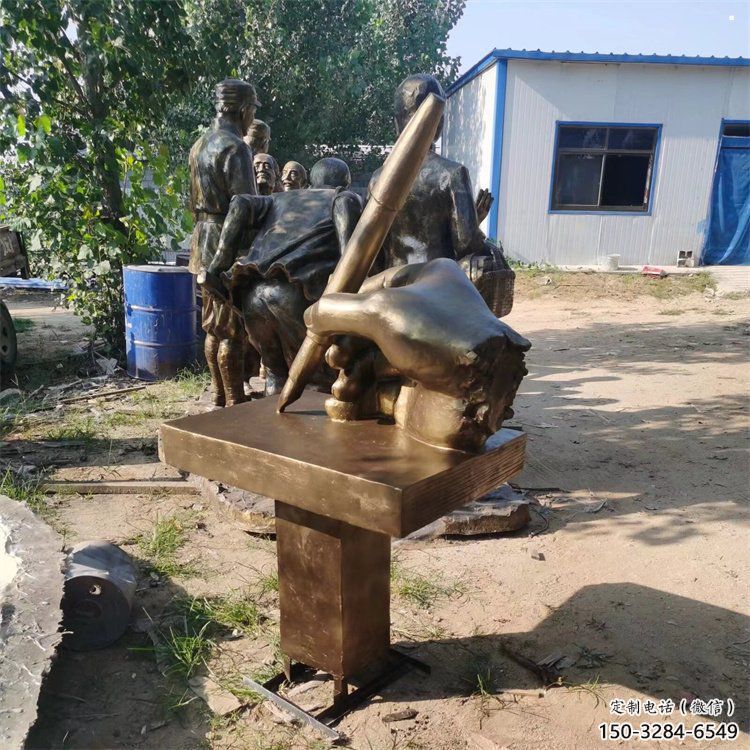 泉州手握鋼筆雕塑，街道標識，玻璃鋼手握鋼筆雕塑廠家