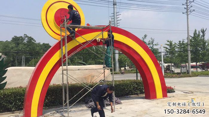 萬柏林烤漆拱門雕塑，彩虹圖案設計，不銹鋼大門雕塑實景